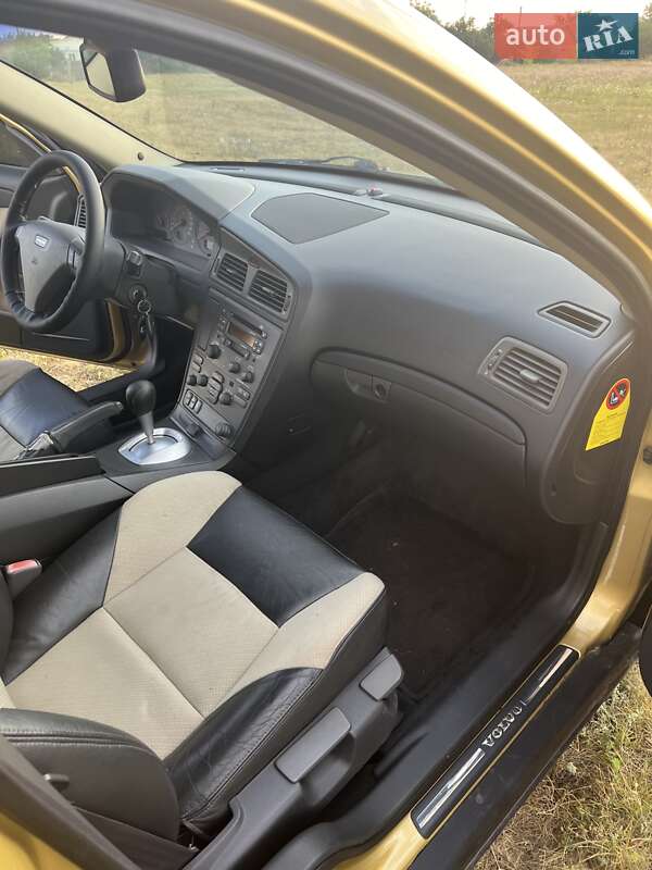 Седан Volvo S60 2001 в Краснограді