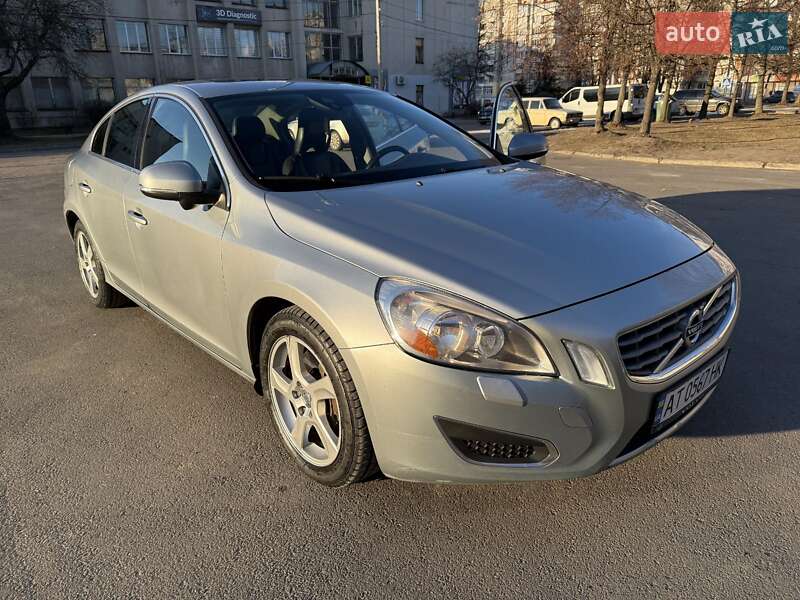 Седан Volvo S60 2013 в Львові