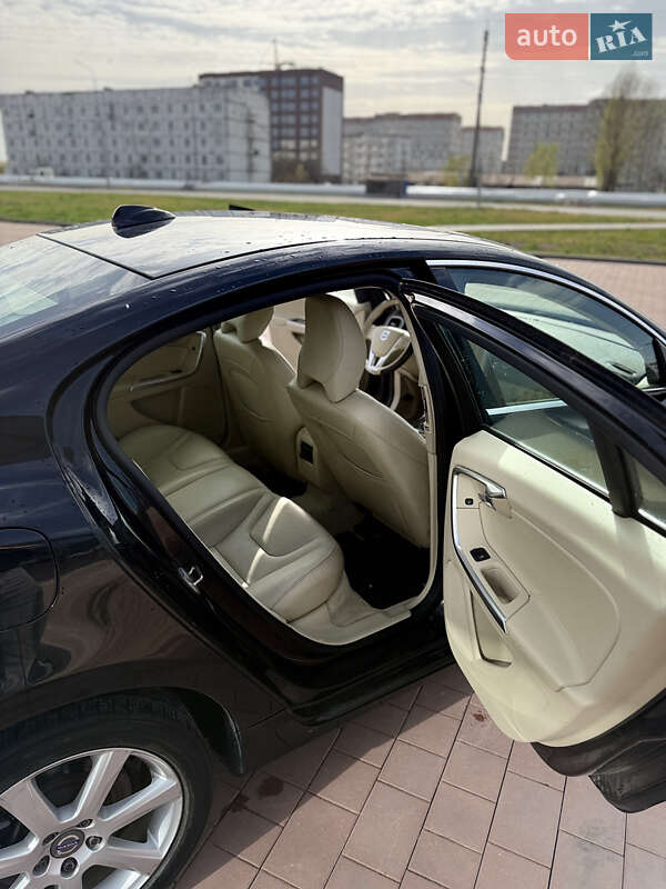 Седан Volvo S60 2016 в Нетешине