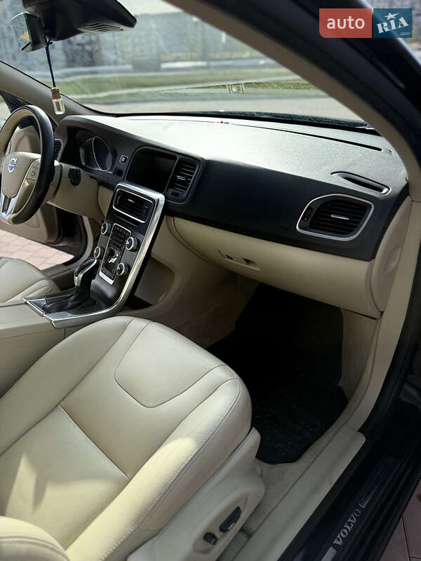 Седан Volvo S60 2016 в Нетешине