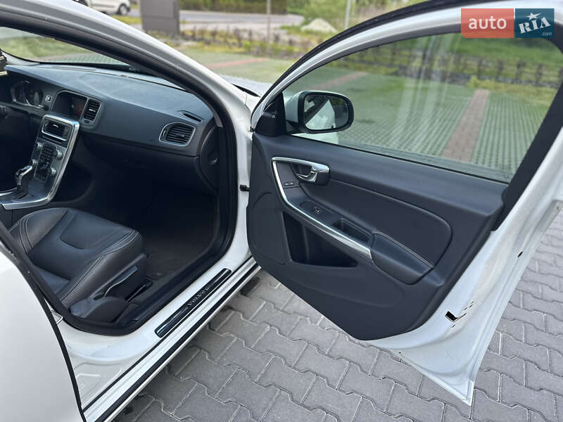 Седан Volvo S60 2017 в Львові