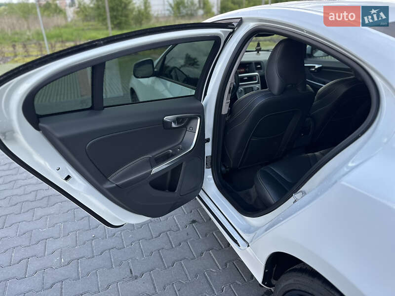 Седан Volvo S60 2017 в Львові