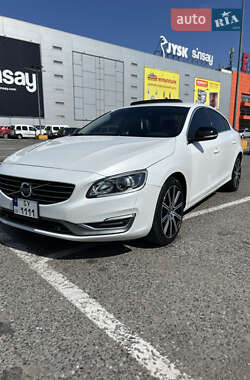 Седан Volvo S60 2015 в 
