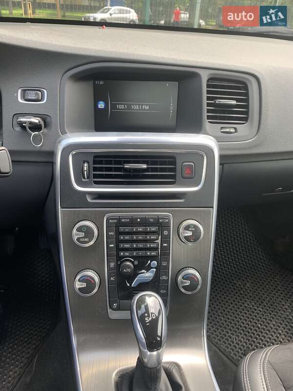 Седан Volvo S60 2015 в Киеве