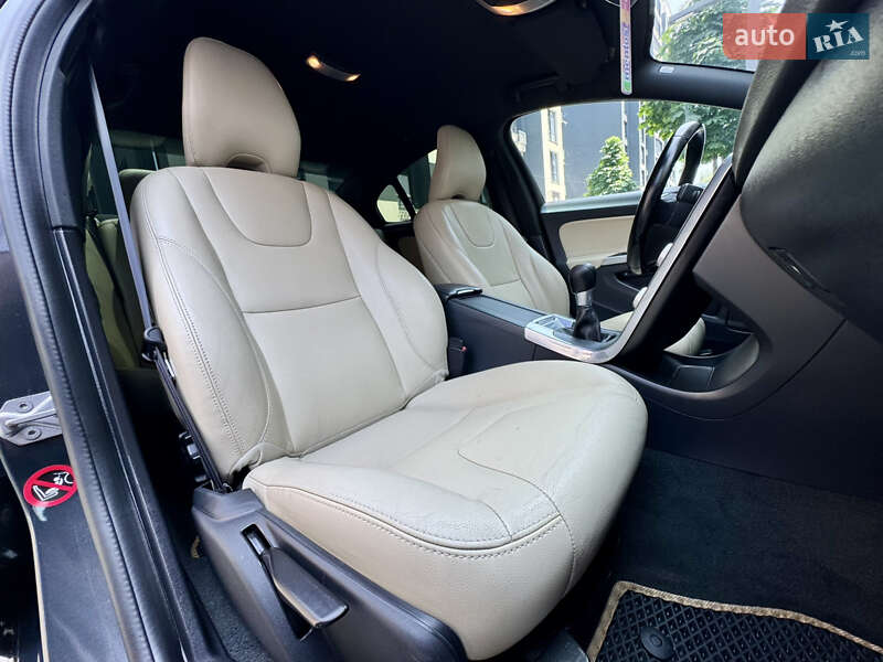 Седан Volvo S60 2014 в Ивано-Франковске