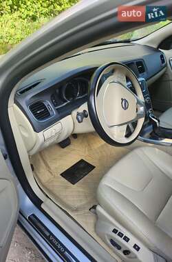 Седан Volvo S60 2015 в 