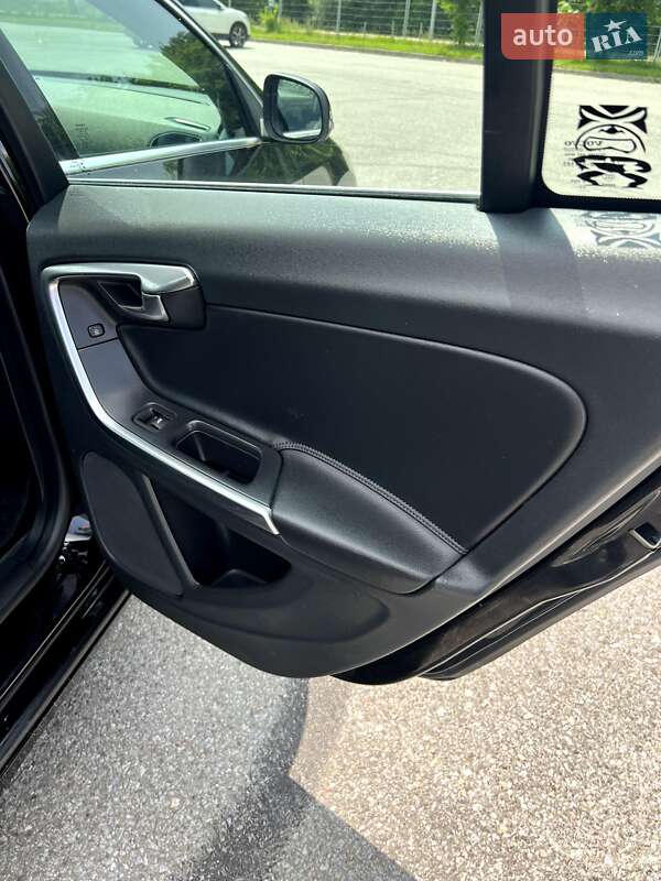 Седан Volvo S60 2014 в Львові