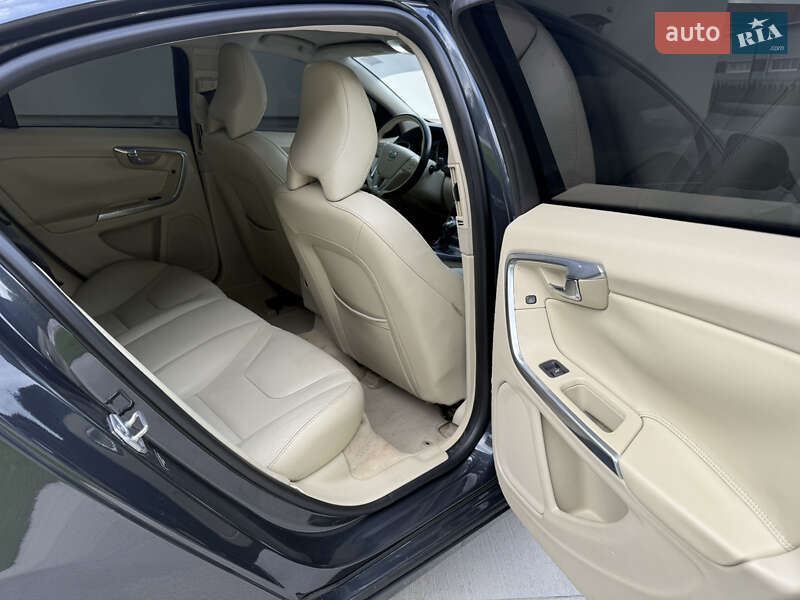 Седан Volvo S60 2015 в Львове