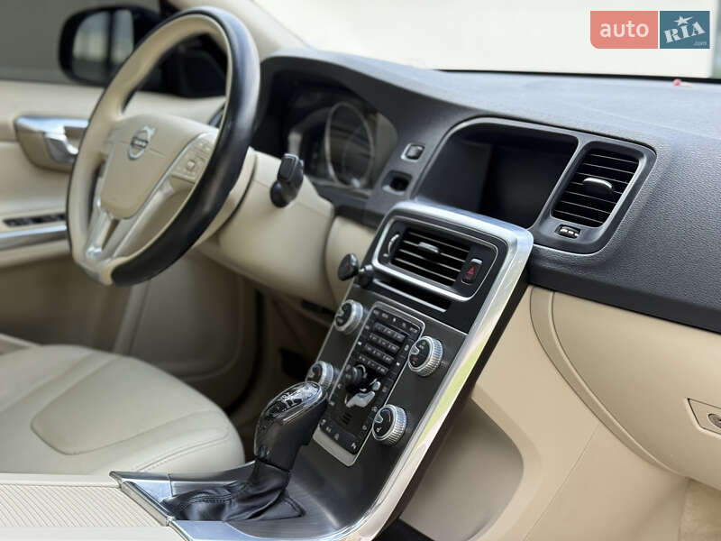 Седан Volvo S60 2015 в Львове