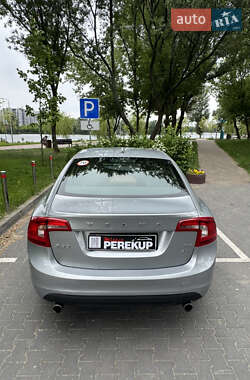 Седан Volvo S60 2012 в 