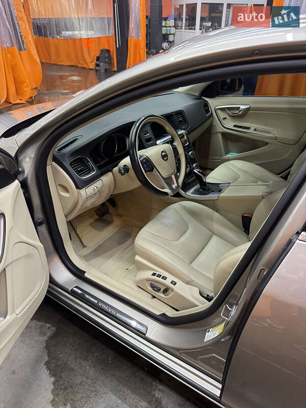 Седан Volvo S60 2014 в Днепре