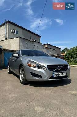 Седан Volvo S60 2013 в 