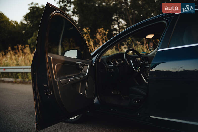 Седан Volvo S60 2012 в Ровно