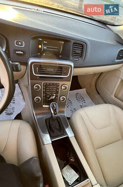 Седан Volvo S60 2015 в 