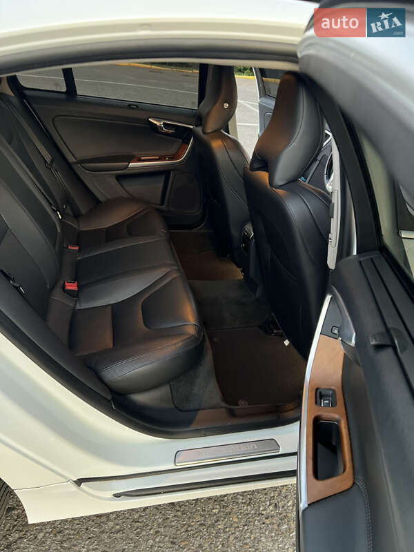 Седан Volvo S60 2015 в Черновцах