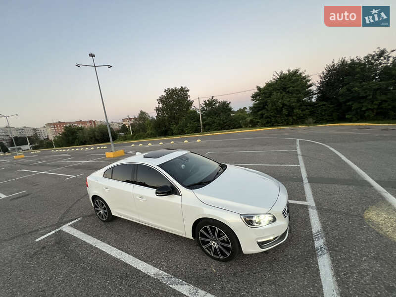 Седан Volvo S60 2015 в Черновцах