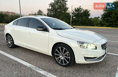 Седан Volvo S60 2015 в Чернівцях