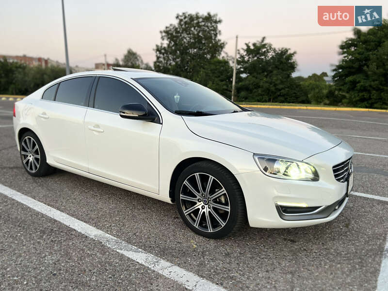 Седан Volvo S60 2015 в 