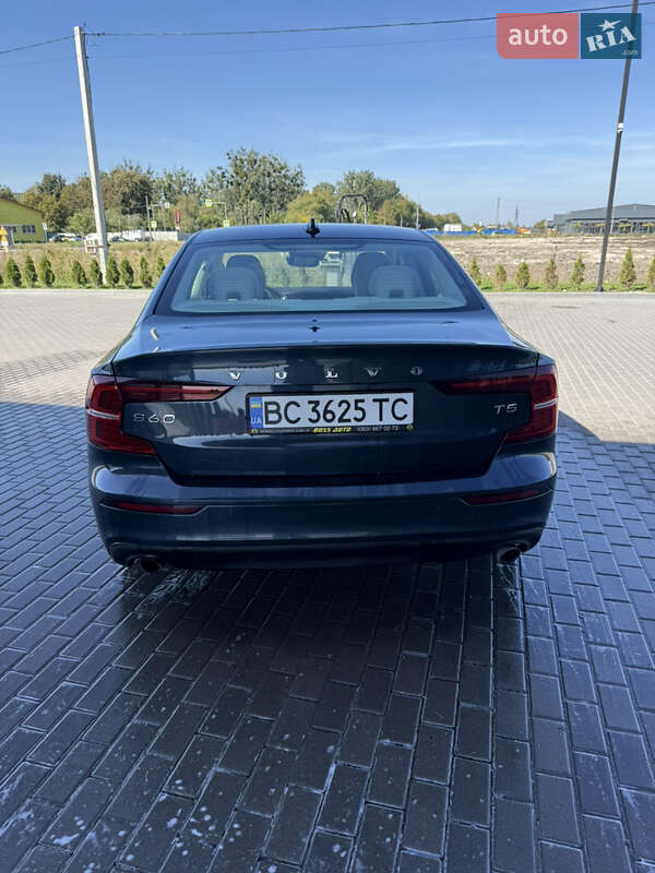 Седан Volvo S60 2018 в Золочеві