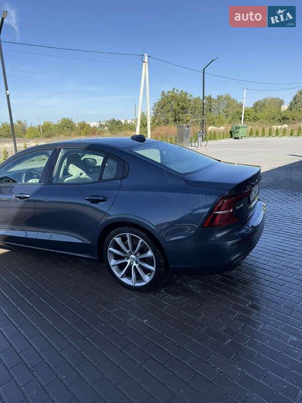 Седан Volvo S60 2018 в Золочеві