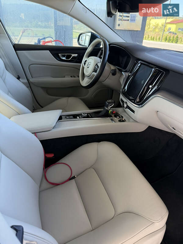 Седан Volvo S60 2018 в Золочеві
