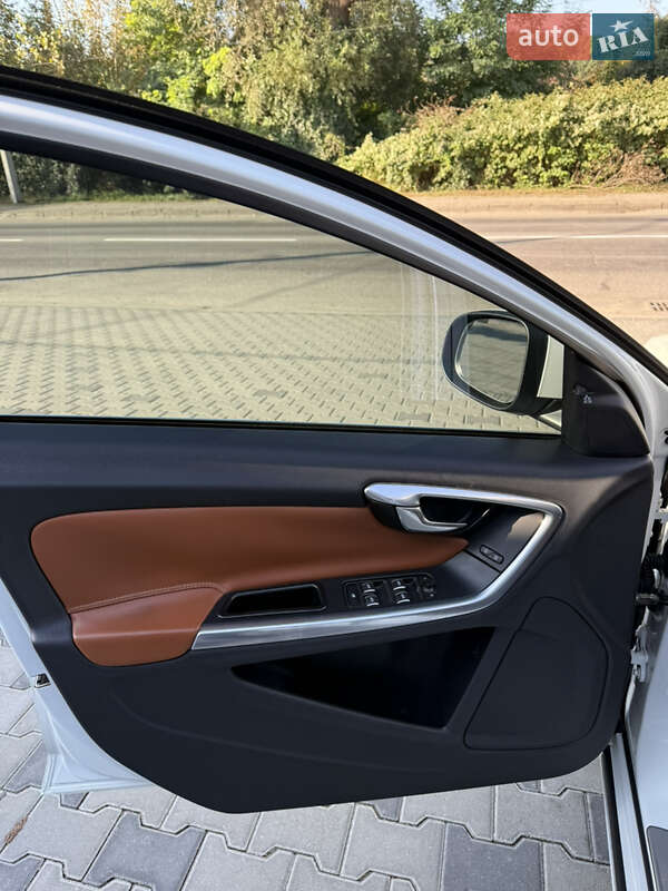 Седан Volvo S60 2015 в Черновцах