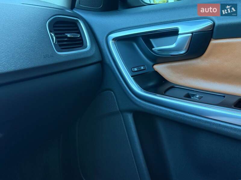 Седан Volvo S60 2013 в Ровно