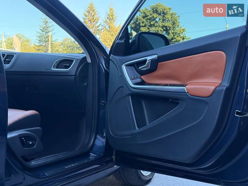 Седан Volvo S60 2013 в Ровно