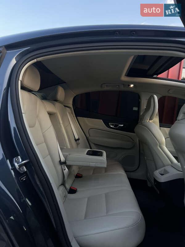 Седан Volvo S60 2020 в Львове