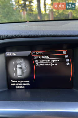 Седан Volvo S60 2012 в 