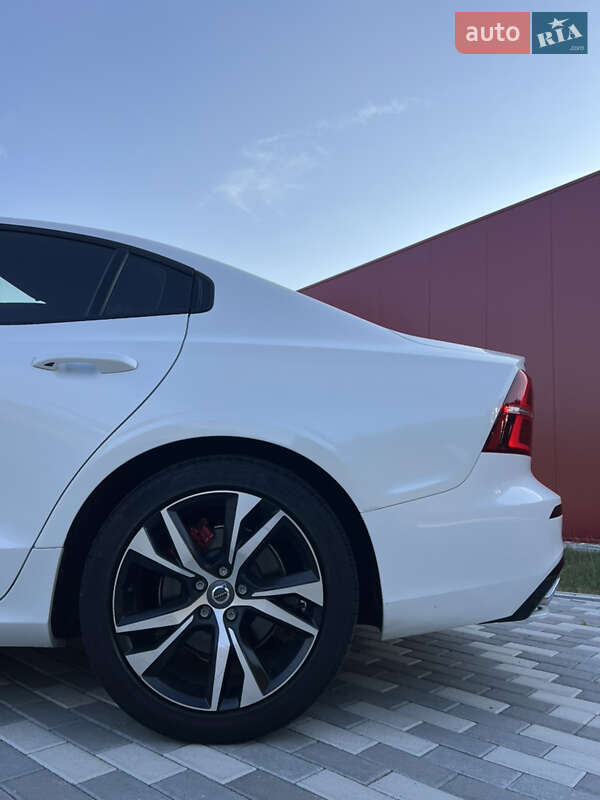 Седан Volvo S60 2019 в Львові