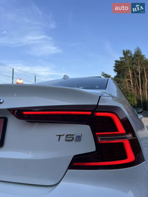 Седан Volvo S60 2019 в Львові