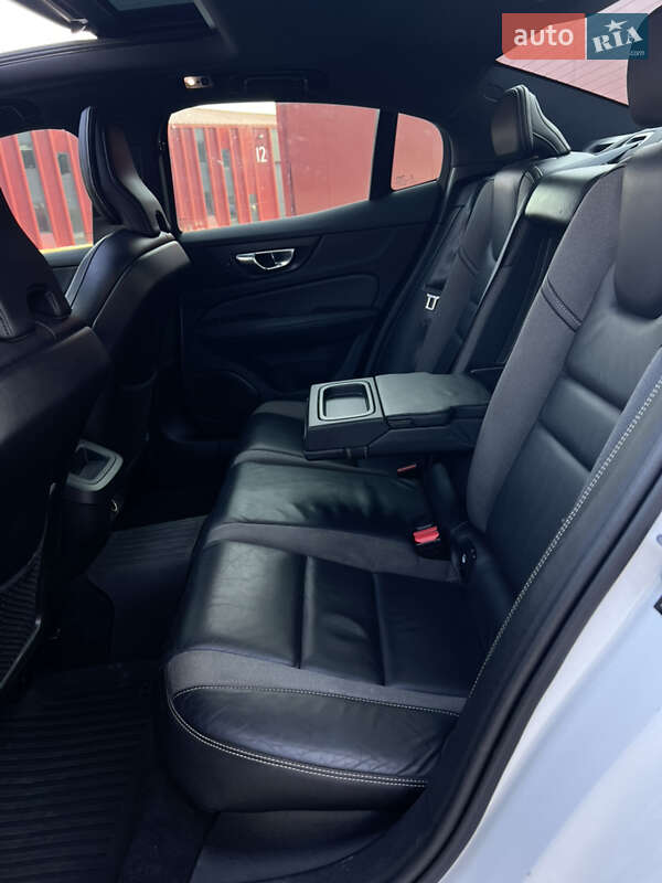 Седан Volvo S60 2019 в Львові