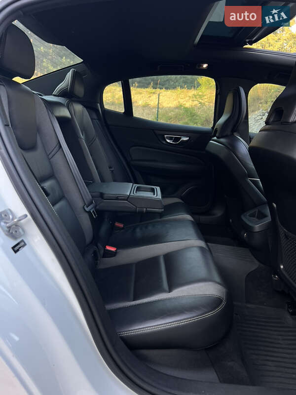 Седан Volvo S60 2019 в Львові