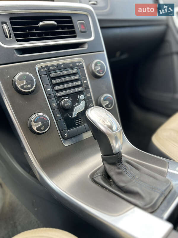 Седан Volvo S60 2012 в Чернівцях
