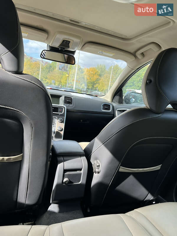 Седан Volvo S60 2012 в Чернівцях