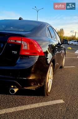 Седан Volvo S60 2012 в 