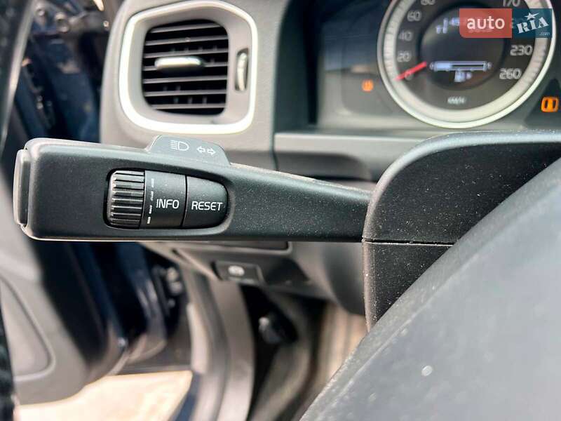 Седан Volvo S60 2012 в Львове