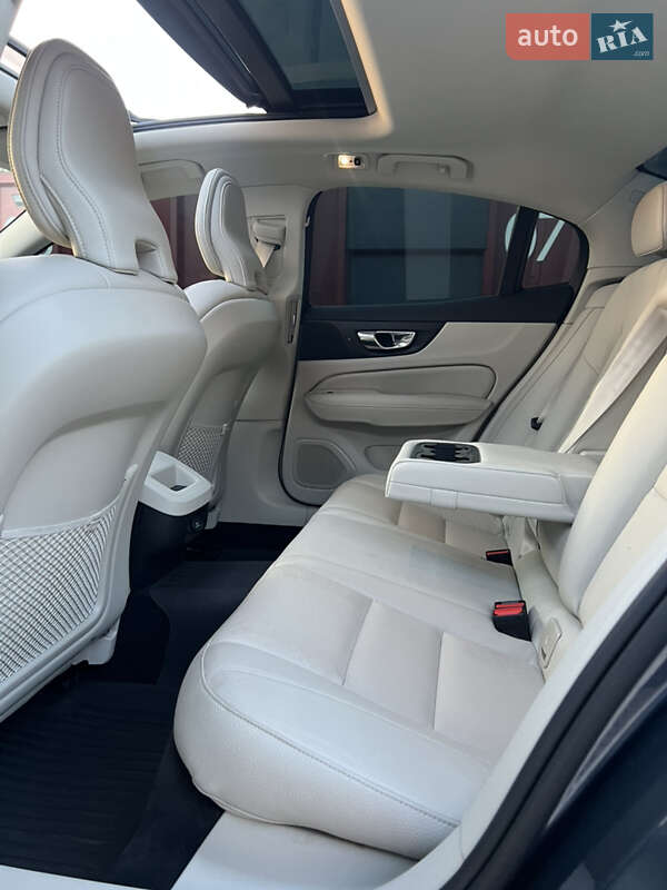 Седан Volvo S60 2020 в Львове