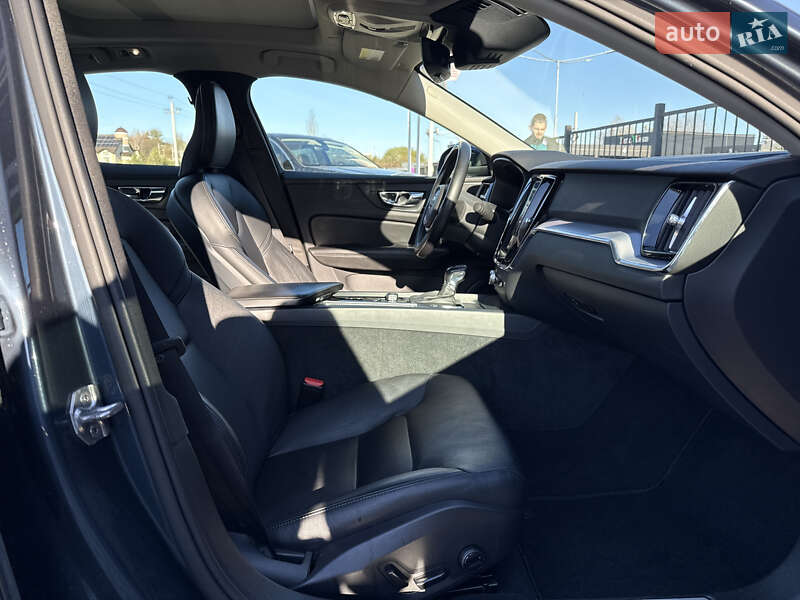 Седан Volvo S60 2019 в Львові