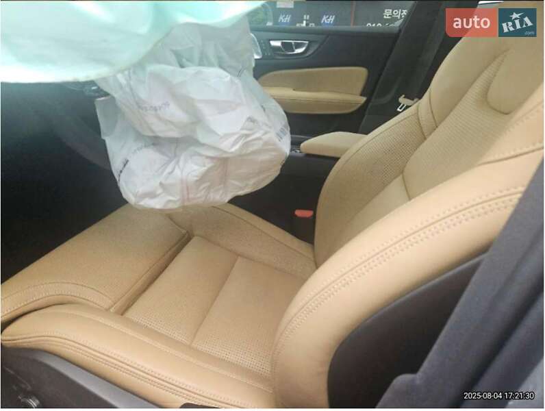 Седан Volvo S60 2022 в Львові