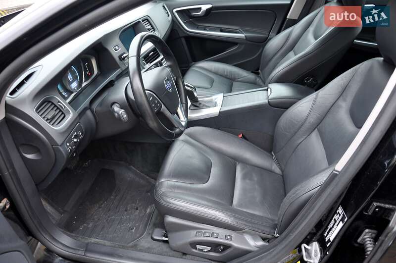 Седан Volvo S60 2016 в Львові