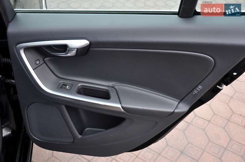 Седан Volvo S60 2016 в Львові