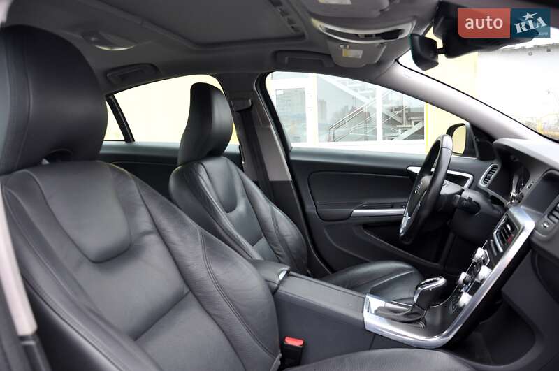 Седан Volvo S60 2016 в Львові
