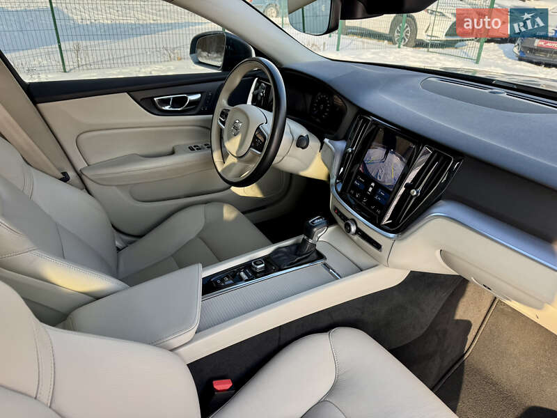 Седан Volvo S60 2019 в Киеве