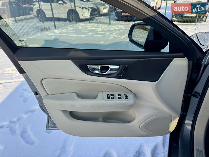 Седан Volvo S60 2019 в Киеве