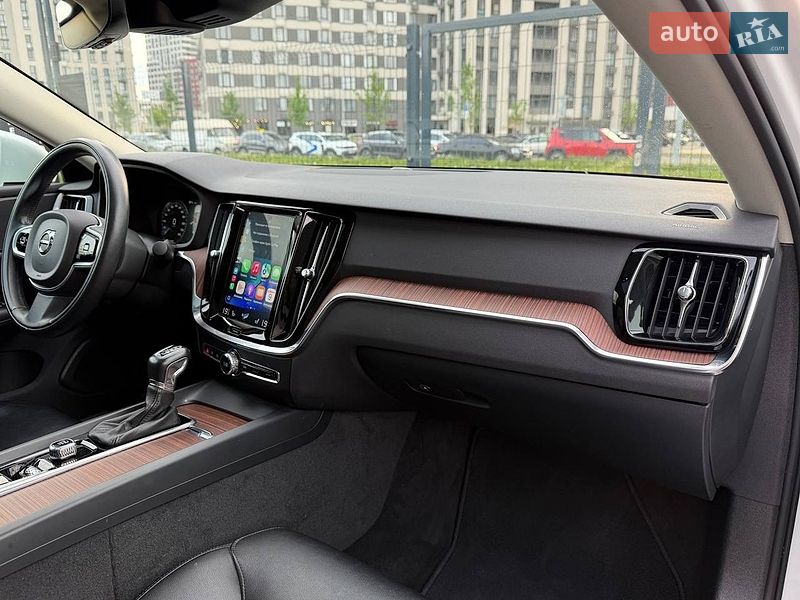 Седан Volvo S60 2019 в Киеве