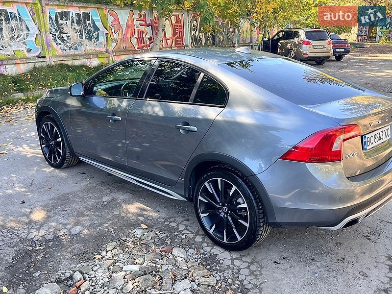 Седан Volvo S60 2015 в Львові