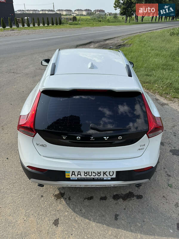 Хэтчбек Volvo V40 Cross Country 2016 в Киеве