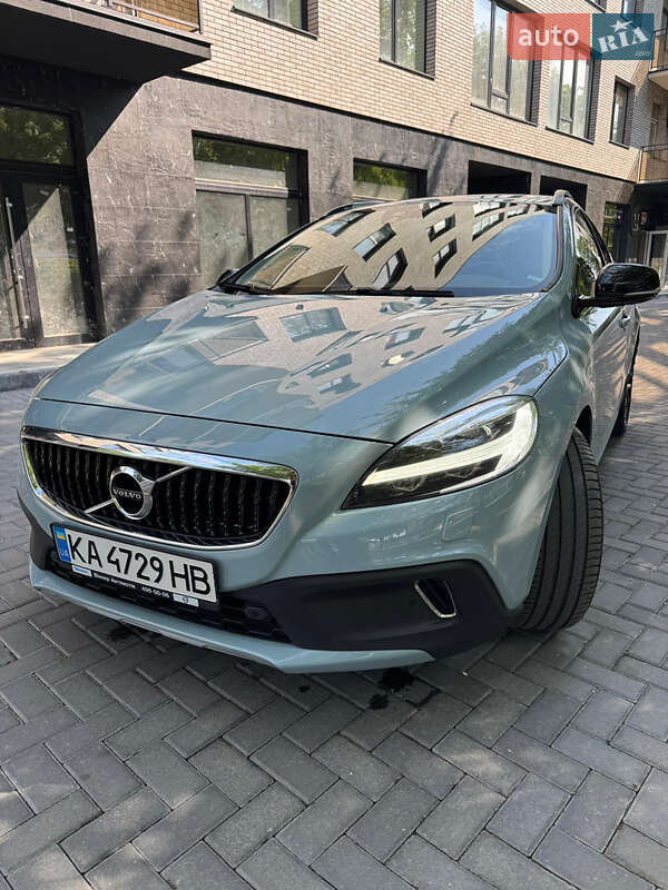 Хэтчбек Volvo V40 Cross Country 2019 в Ужгороде